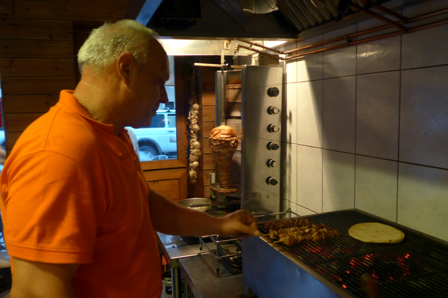 Τα οβελιστήρια της Θεσσαλονίκης διαμαρτύρονται: Το σάντουιτς με γύρο θα φτάσει τα 4 ευρώ την επόμενη εβδομάδα