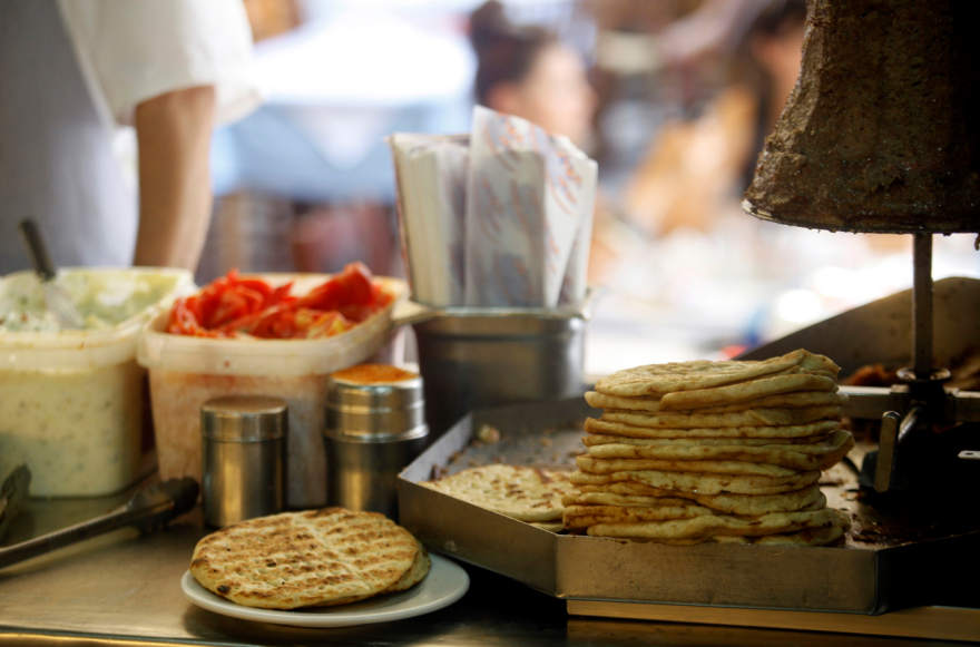 Τα οβελιστήρια της Θεσσαλονίκης διαμαρτύρονται: Το σάντουιτς με γύρο θα φτάσει τα 4 ευρώ την επόμενη εβδομάδα