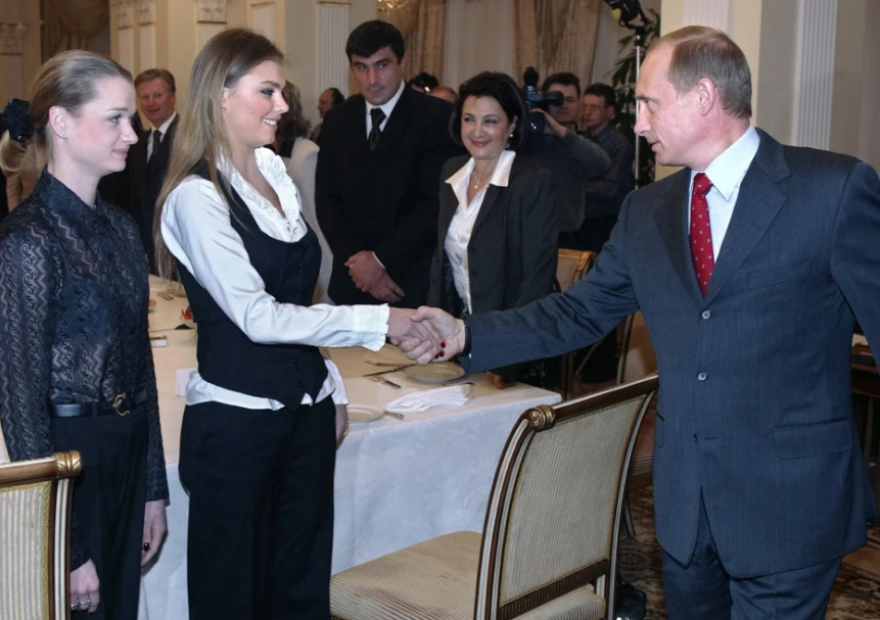 Εισβολή στην Ουκρανία: Ζητούν από την ερωμένη του Πούτιν να τον κάνει να σταματήσει τον πόλεμο 