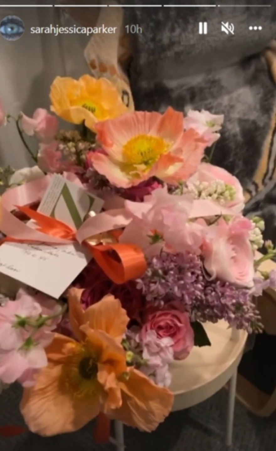 Σάρα Τζέσικα Πάρκερ: Έκλεισε τα 57 και η Σίνθια Νίξον της στέλνει τις ευχές της στα social media