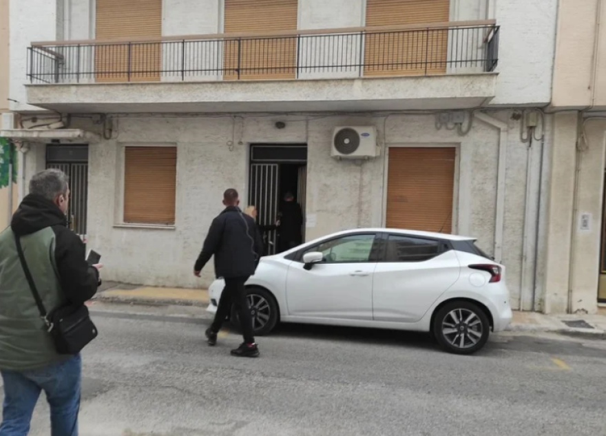 Πάτρα: Η στιγμή που η μάνα της Ρούλας φτάνει στο σπίτι - Την τραβά μέσα η Δήμητρα Πισπιρίγκου, για να μην την λιντσάρουν (βίντεο)