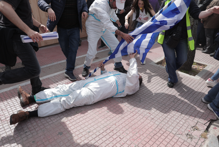 Ένταση με χημικά έξω από τη Βουλή στη συγκέντρωση της ΠΟΕΔΗΝ