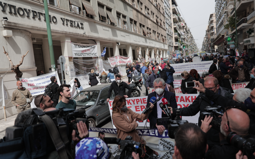 Ένταση με χημικά έξω από τη Βουλή στη συγκέντρωση της ΠΟΕΔΗΝ