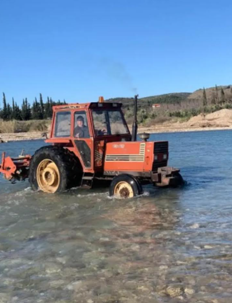 Εύηνος: Φτιάχνουν μόνοι τους περάσματα από το ποτάμι και ετοιμάζουν κινητοποιήσεις οι κάτοικοι  