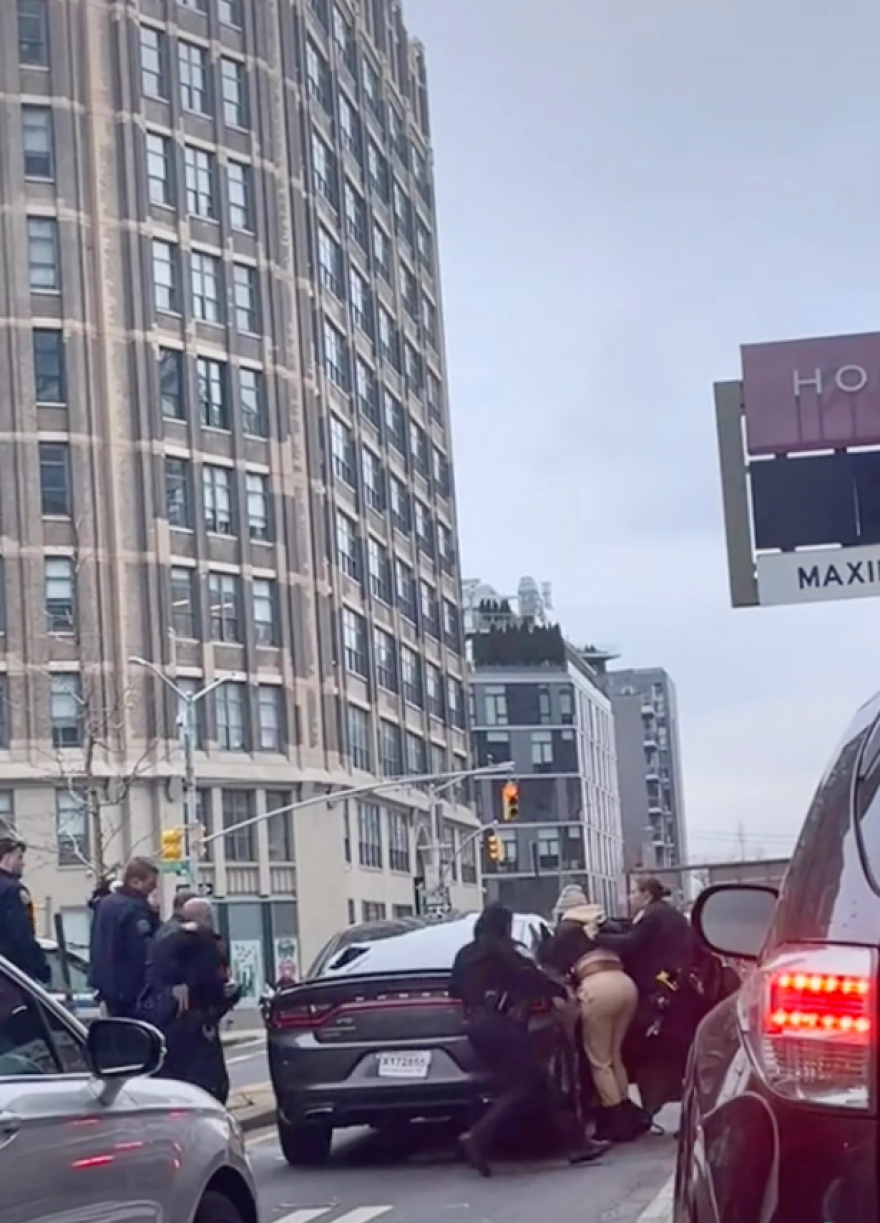 ΗΠΑ: Αστυνομικοί ακινητοποιούν με γκλοπ όχημα με ληστές που μόλις είχαν «χτυπήσει» κατάστημα - Δείτε βίντεο