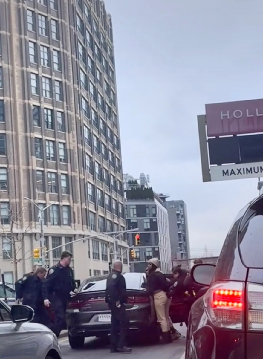 ΗΠΑ: Αστυνομικοί ακινητοποιούν με γκλοπ όχημα με ληστές που μόλις είχαν «χτυπήσει» κατάστημα - Δείτε βίντεο