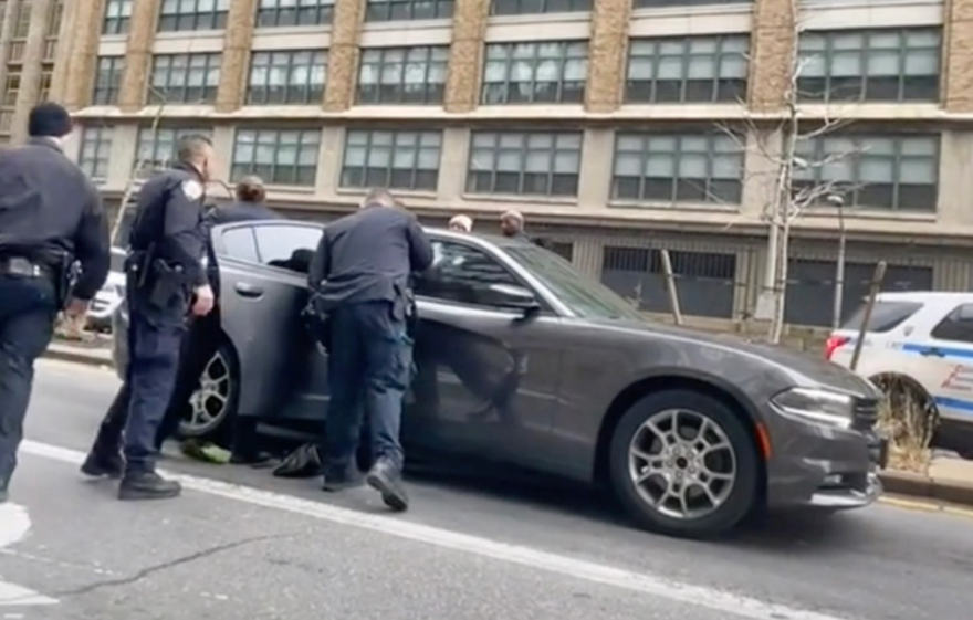 ΗΠΑ: Αστυνομικοί ακινητοποιούν με γκλοπ όχημα με ληστές που μόλις είχαν «χτυπήσει» κατάστημα - Δείτε βίντεο