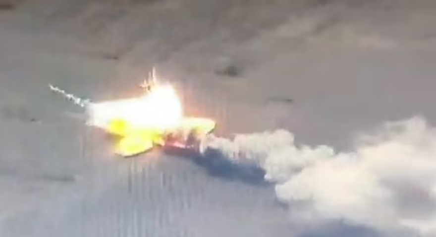 Πόλεμος στην Ουκρανία: Καρέ - καρέ η καταστροφή ρωσικού τανκ από επίθεση ουκρανικού πυραύλου