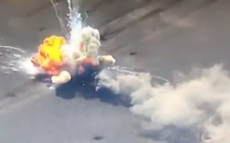 Πόλεμος στην Ουκρανία: Καρέ - καρέ η καταστροφή ρωσικού τανκ από επίθεση ουκρανικού πυραύλου