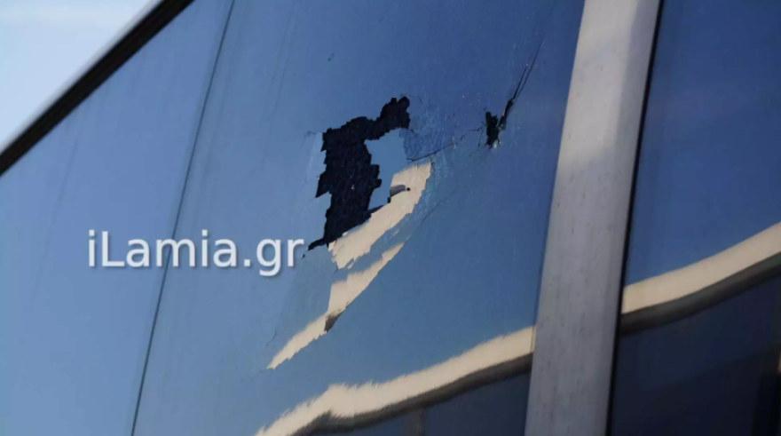 Φθιώτιδα: Επιτέθηκαν με πέτρες σε λεωφορείο του ΚΤΕΛ - Δείτε φωτογραφίες