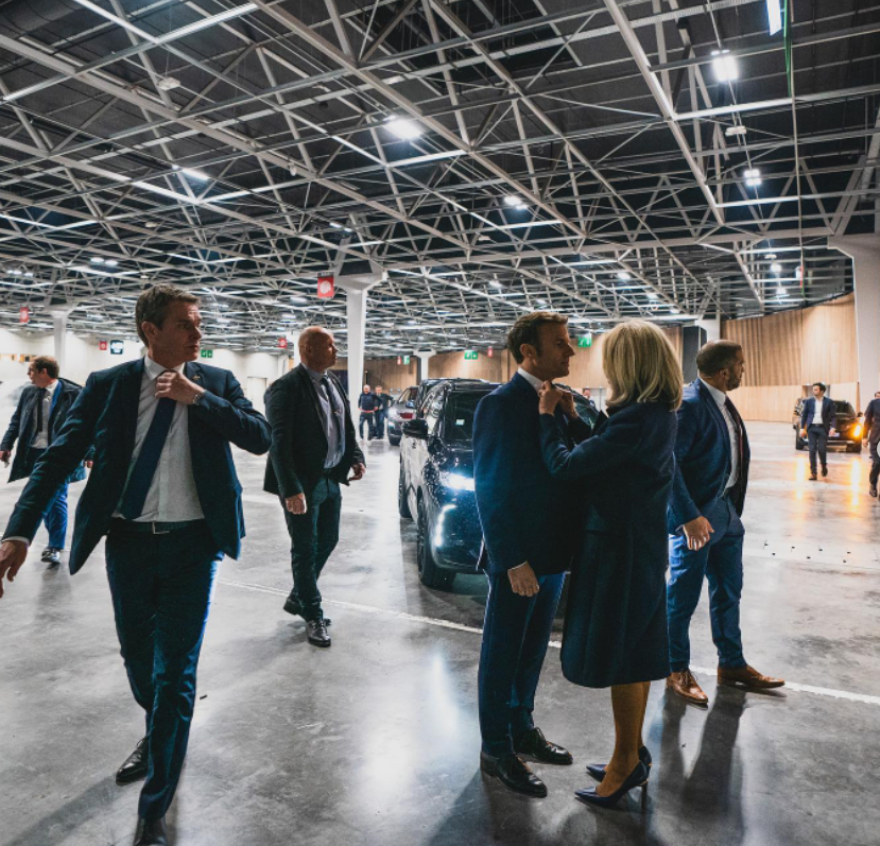 Γαλλικές εκλογές: Η προσωπική φωτογράφος του Εμανουέλ Μακρόν δίνει στη δημοσιότητα τα καρέ πρώτου γύρου