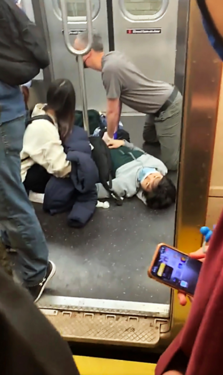 Άφαντος ο δράστης που αιματοκύλησε το μετρό της Νέας Υόρκης τραυματίζοντας 29 ανθρώπους  