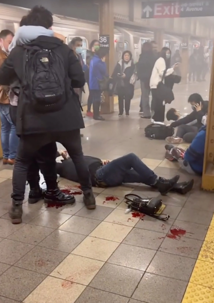 Άφαντος ο δράστης που αιματοκύλησε το μετρό της Νέας Υόρκης τραυματίζοντας 29 ανθρώπους  