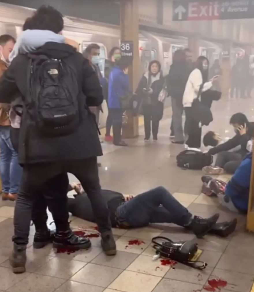 Επίθεση στη Νέα Υόρκη: Παραμένει ασύλληπτος ο δράστης - Σε κρίσιμη κατάσταση 5 τραυματίες