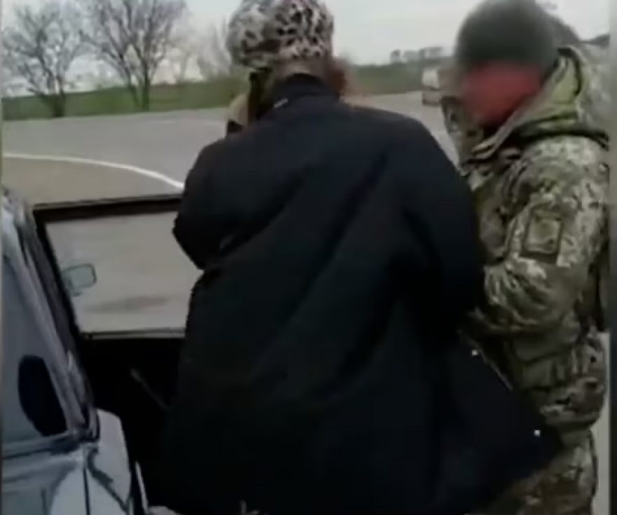 Πόλεμος στην Ουκρανία: Έπιασαν νεαρό με... γυναικεία ρούχα στα σύνορα με τη Μολδαβία