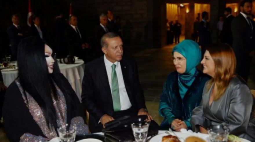Ερντογάν: Διοργάνωσε δείπνο για το Ραμαζάνι με καλεσμένη την πιο γνωστή τρανσέξουαλ της Tουρκίας