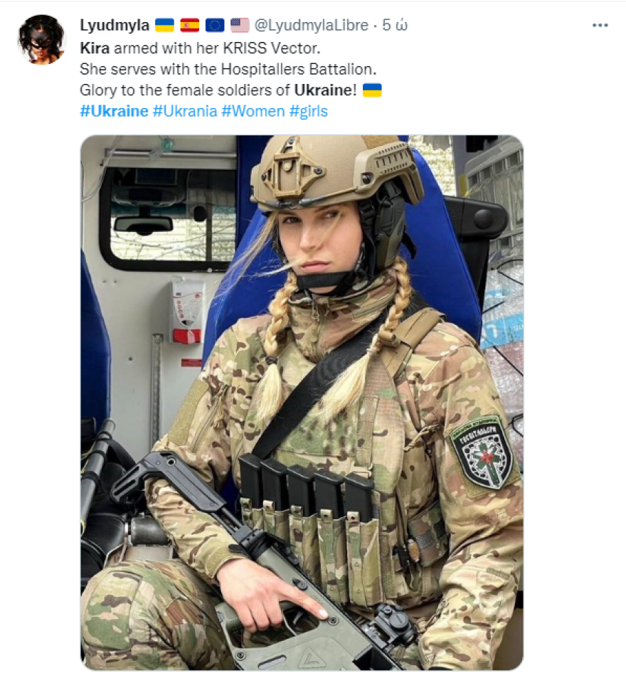 Πόλεμος στην Ουκρανία: Καλλονή Ουκρανή με το όπλο στα χέρια έτοιμη να πολεμήσει τους Ρώσους