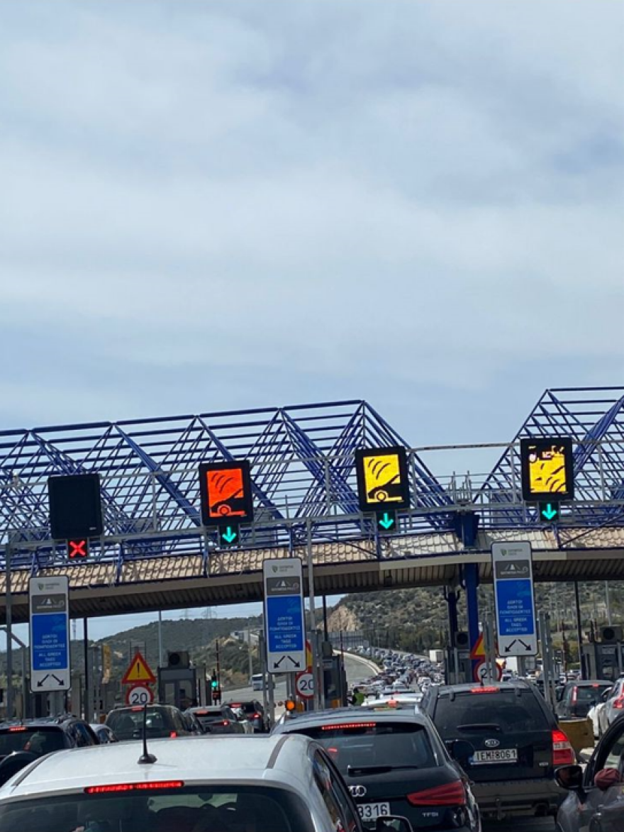 Έξοδος Πάσχα: Ουρές στα διόδια, γεμάτα τα ΚΤΕΛ, τα αεροπλάνα και τα τρένα 