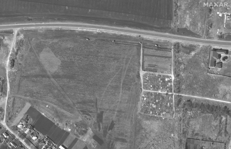 Πόλεμος στην Ουκρανία: Αυξάνονται δραματικά οι νεκροί στη Μαριούπολη, δορυφορικές εικόνες δείχνουν μαζικό τάφο 