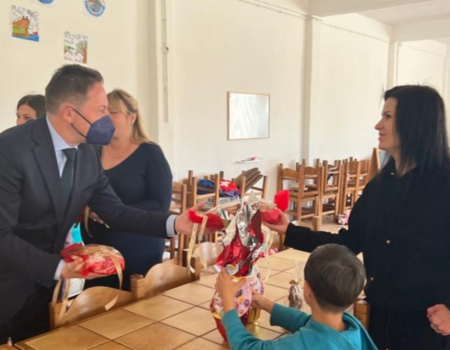 Στέλιος Πέτσας: Μήνυμα αλληλεγγύης στο πλευρό Ουκρανών προσφύγων στη Ραφήνα, μοίρασε πασχαλιάτικα δώρα 