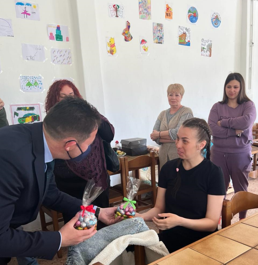 Στέλιος Πέτσας: Μήνυμα αλληλεγγύης στο πλευρό Ουκρανών προσφύγων στη Ραφήνα, μοίρασε πασχαλιάτικα δώρα 