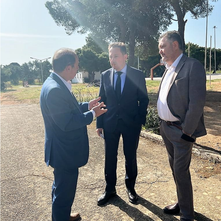 Στέλιος Πέτσας: Μήνυμα αλληλεγγύης στο πλευρό Ουκρανών προσφύγων στη Ραφήνα, μοίρασε πασχαλιάτικα δώρα 