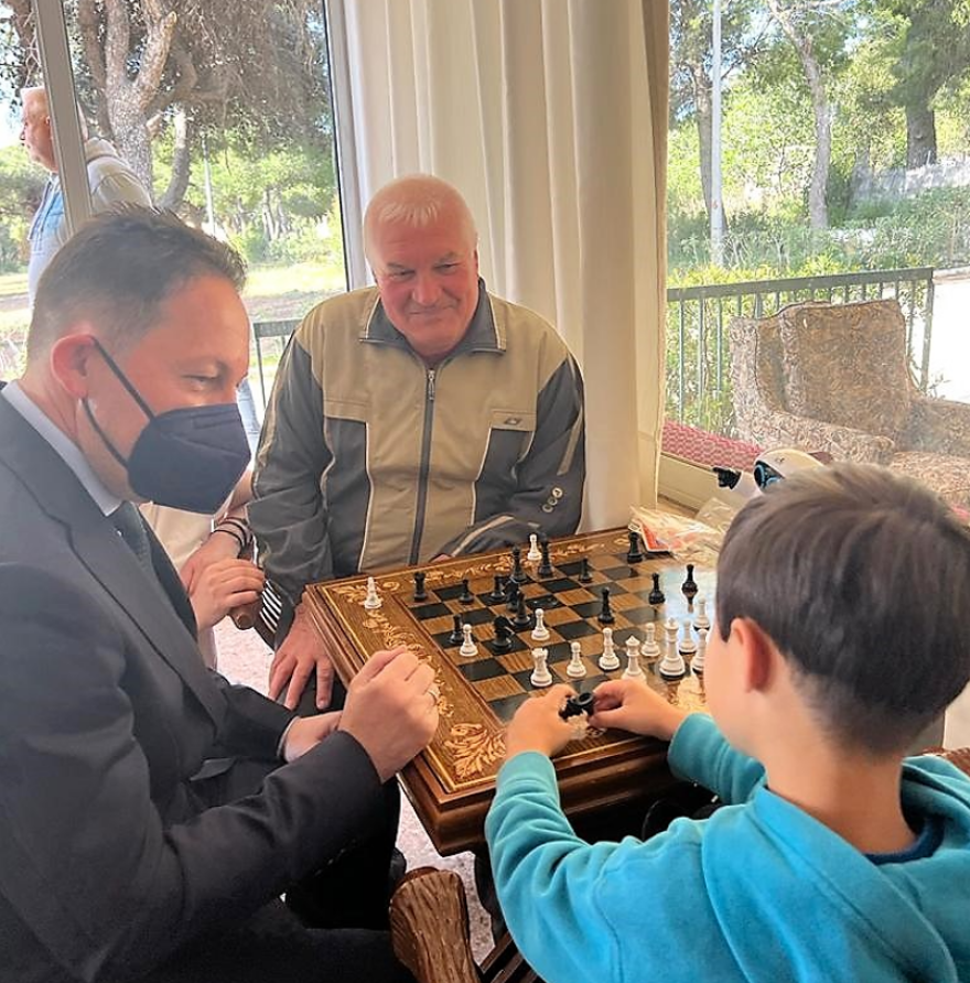 Στέλιος Πέτσας: Μήνυμα αλληλεγγύης στο πλευρό Ουκρανών προσφύγων στη Ραφήνα, μοίρασε πασχαλιάτικα δώρα 