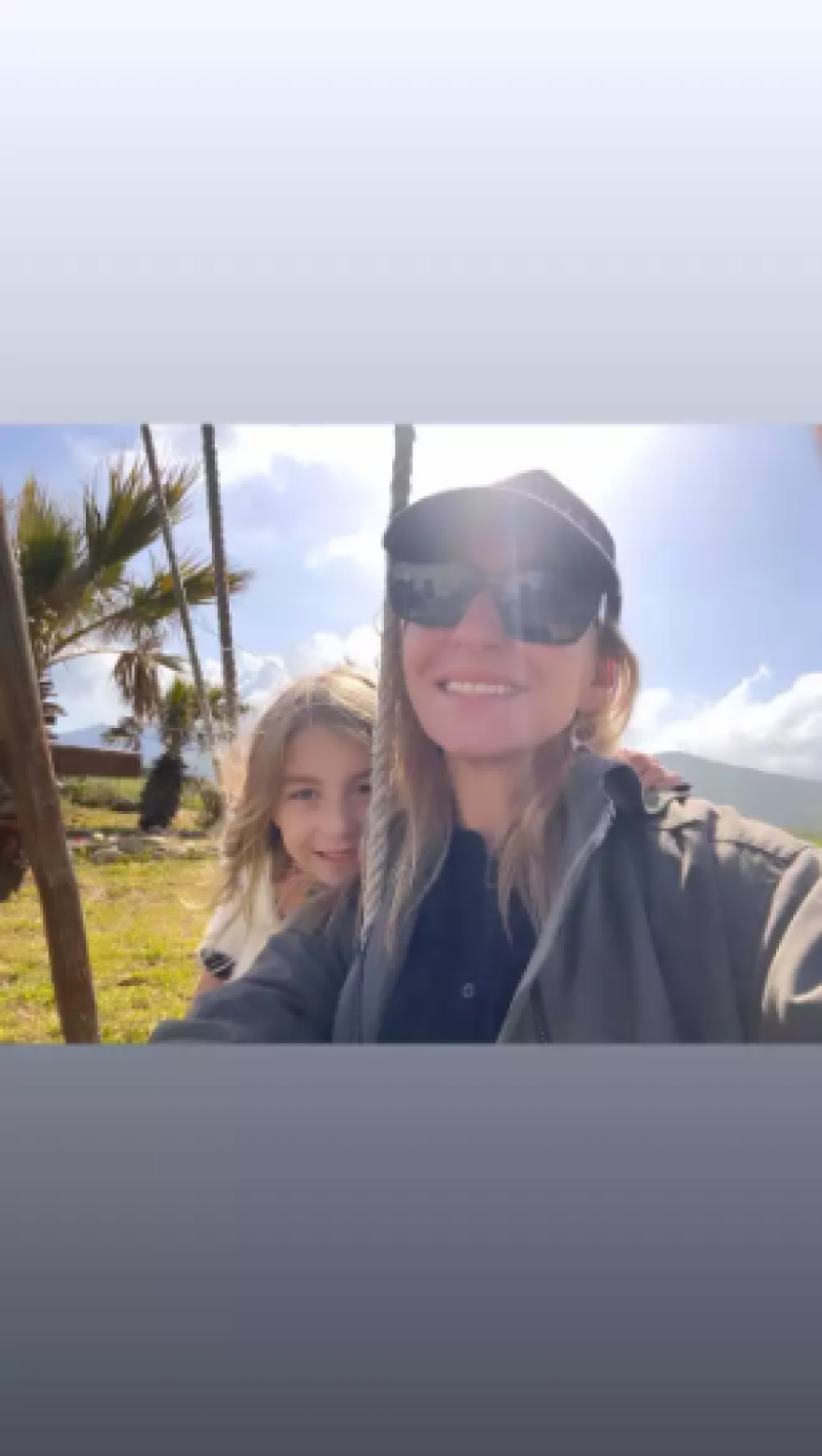 Ο Αποστόλης Τότσικας και η Ρούλα Ρέβη απολαμβάνουν την εξοχή με τα παιδιά τους