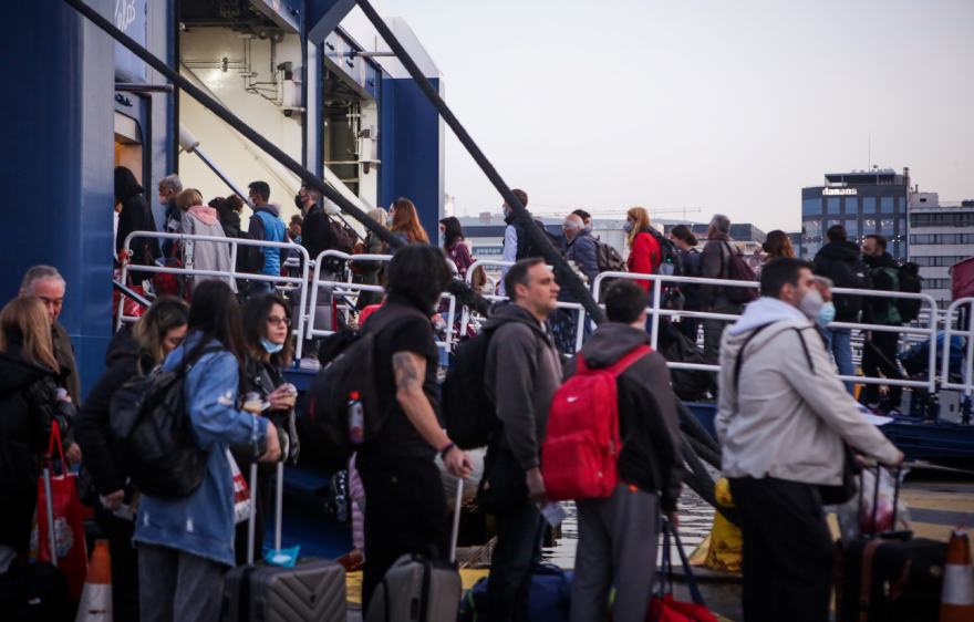 Έξοδος Πάσχα: Ουρές στα διόδια, γεμάτα τα ΚΤΕΛ, τα αεροπλάνα και τα τρένα 