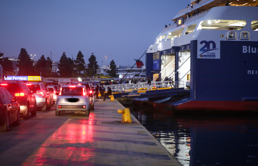 Έξοδος Πάσχα: Ουρές στα διόδια, γεμάτα τα ΚΤΕΛ, τα αεροπλάνα και τα τρένα 