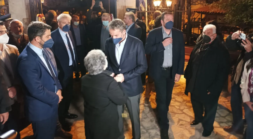 Στα Χανιά για την ακολουθία του Eπιταφίου ο Κυριάκος Μητσοτάκης - Δείτε βίντεο