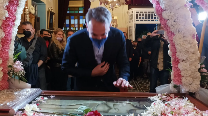 Στα Χανιά για την ακολουθία του Eπιταφίου ο Κυριάκος Μητσοτάκης - Δείτε βίντεο