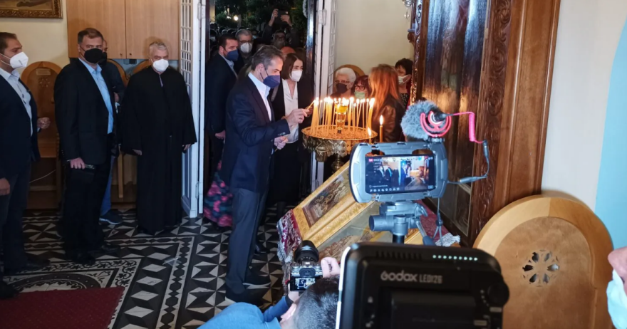 Στα Χανιά για την ακολουθία του Eπιταφίου ο Κυριάκος Μητσοτάκης - Δείτε βίντεο