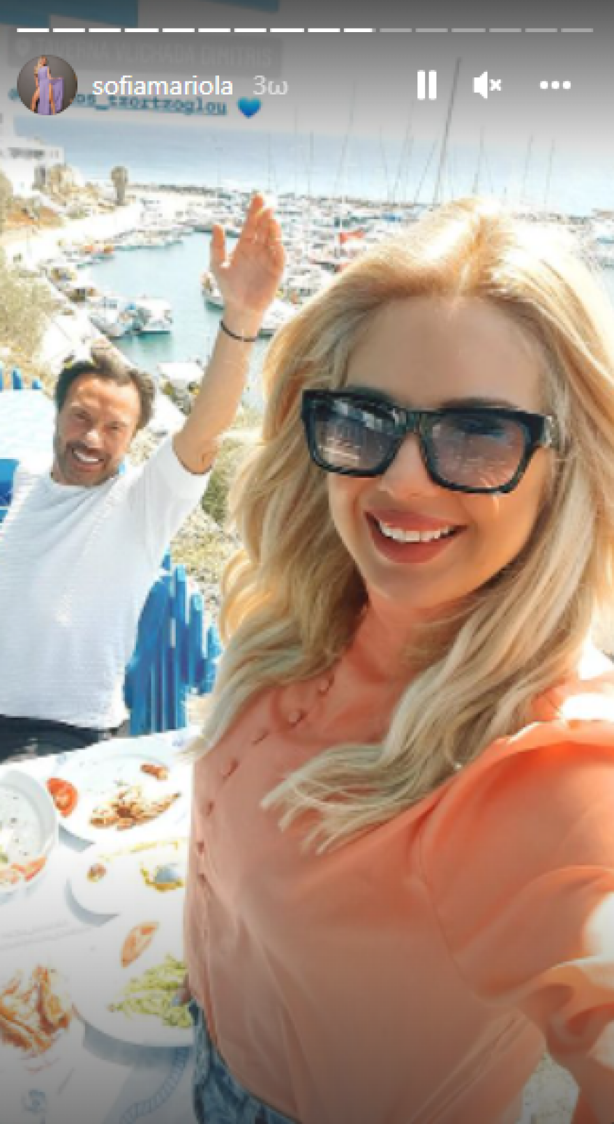 Ο Στράτος Τζώρτζογλου και η Σοφία Μαριόλα στολίζουν τον Επιτάφιο στη Σαντορίνη