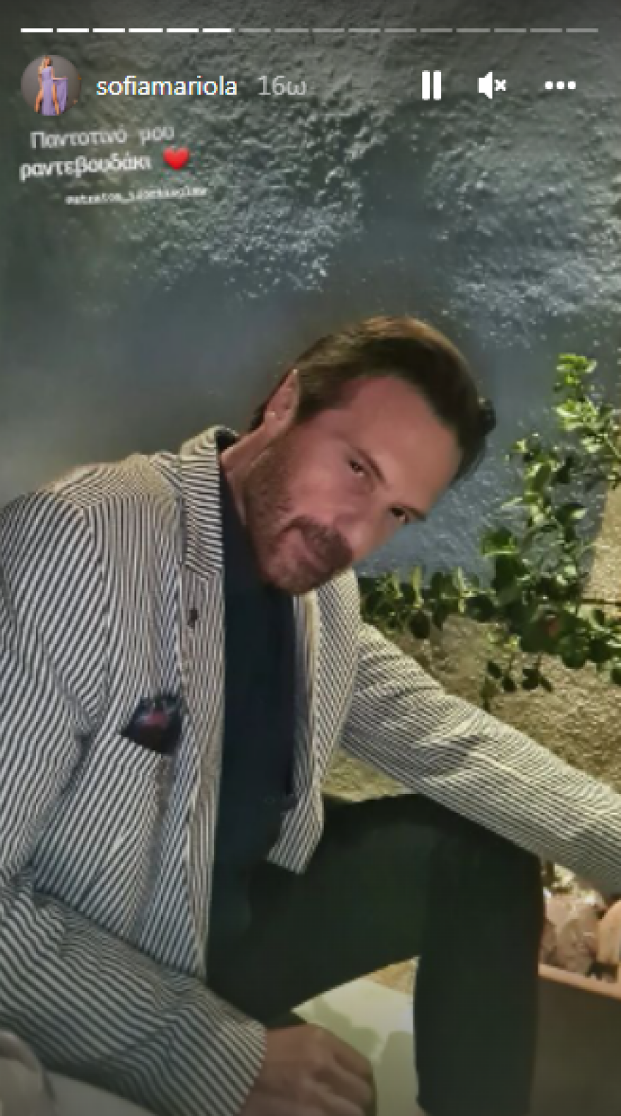 Ο Στράτος Τζώρτζογλου και η Σοφία Μαριόλα στολίζουν τον Επιτάφιο στη Σαντορίνη