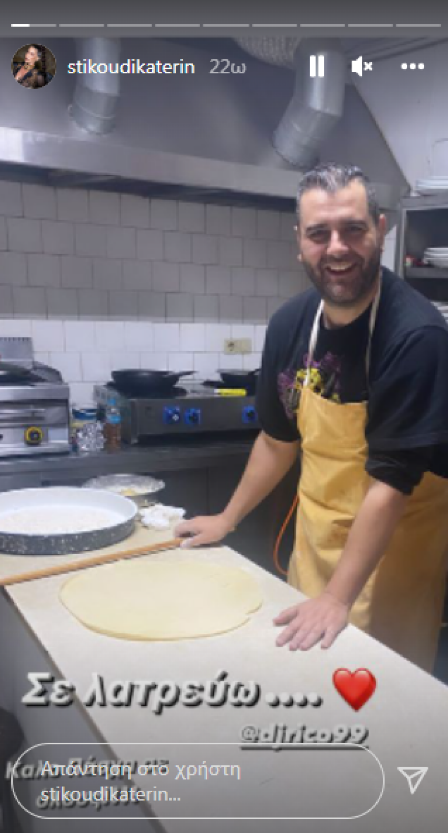 Η Κατερίνα Στικούδη φωτογραφίζει τον σύζυγό της στην κουζίνα 