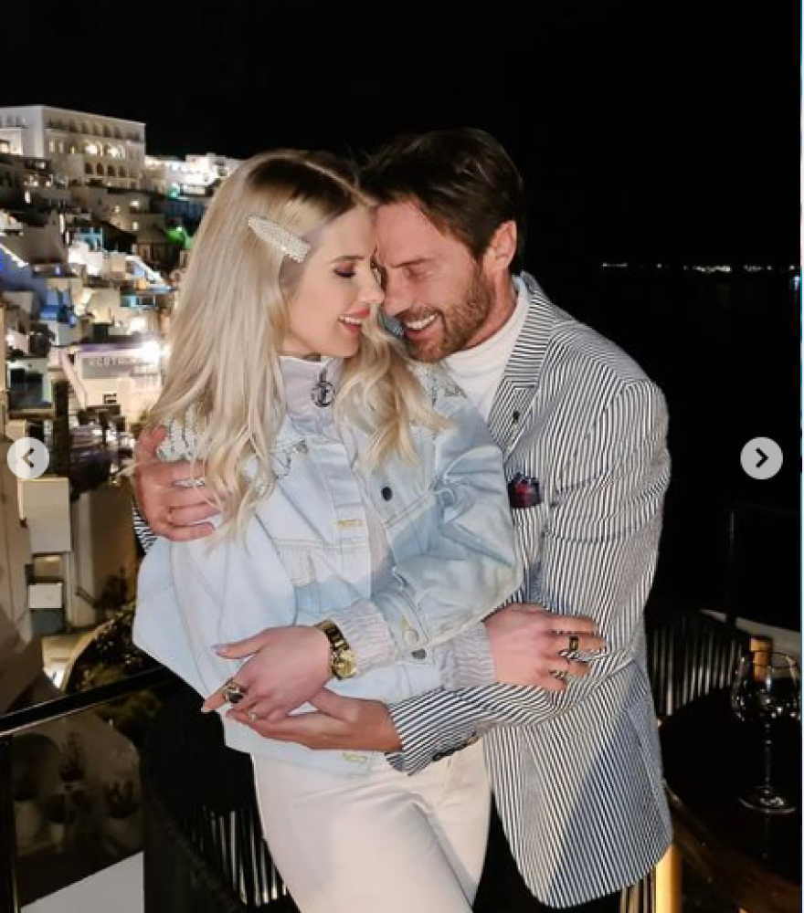 Ο Στράτος Τζώρτζογλου και η Σοφία Μαριόλα στολίζουν τον Επιτάφιο στη Σαντορίνη