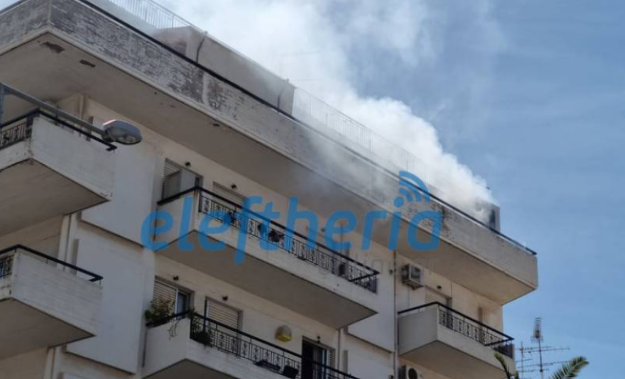 Φωτιά τώρα σε διαμέρισμα στο κέντρο της Καλαμάτας, ακούγονται εκρήξεις 