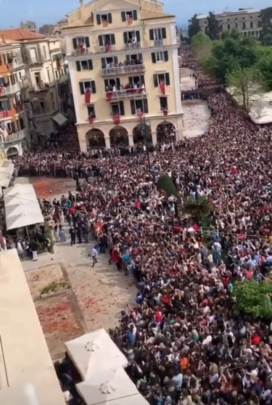 Πάσχα 2022: Η θεαματική πρώτη Ανάσταση στην Κέρκυρα - Χιλιάδες κόσμου αναβίωσαν το έθιμο των Μπότηδων