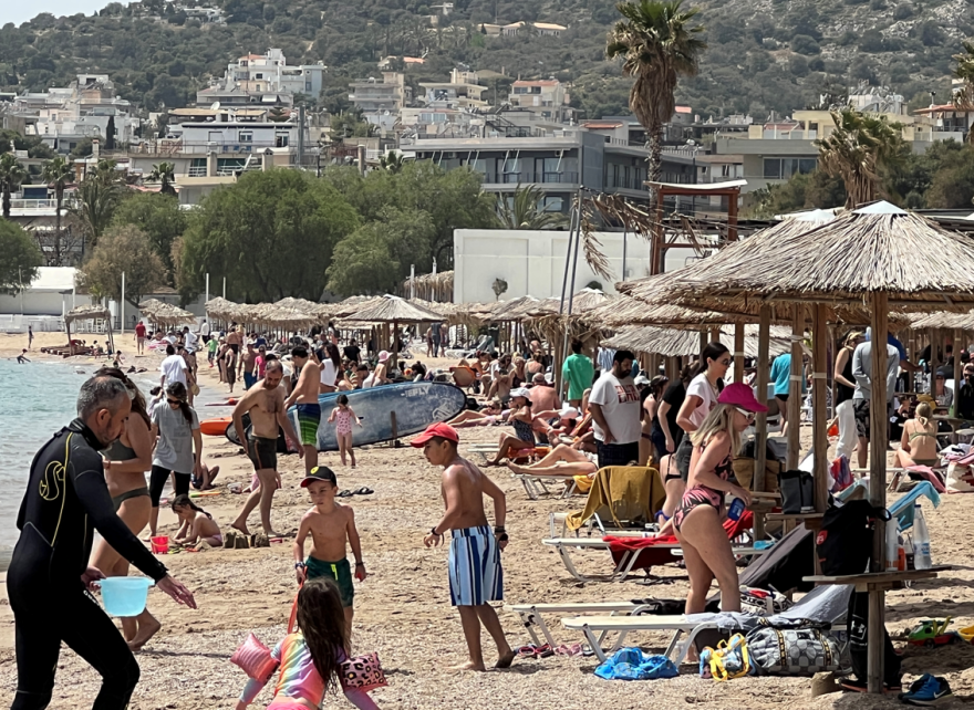 «Καλοκαιρινό» Πάσχα και μπάνια στη θάλασσα: Απόδραση στη Βάρκιζα για όσους έμειναν πίσω...