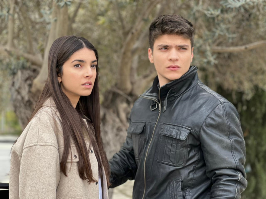 Η Γη της Ελιάς: Η Αρετή μαθαίνει ότι ο Στάθης και η Εύα βρίσκονται σε ταξίδι και καταρρακώνεται