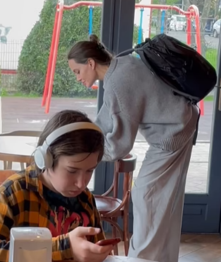 Στην Ουκρανία η Αντζελίνα Τζολί - Συνομιλεί με κόσμο - Δείτε βίντεο και φωτογραφίες