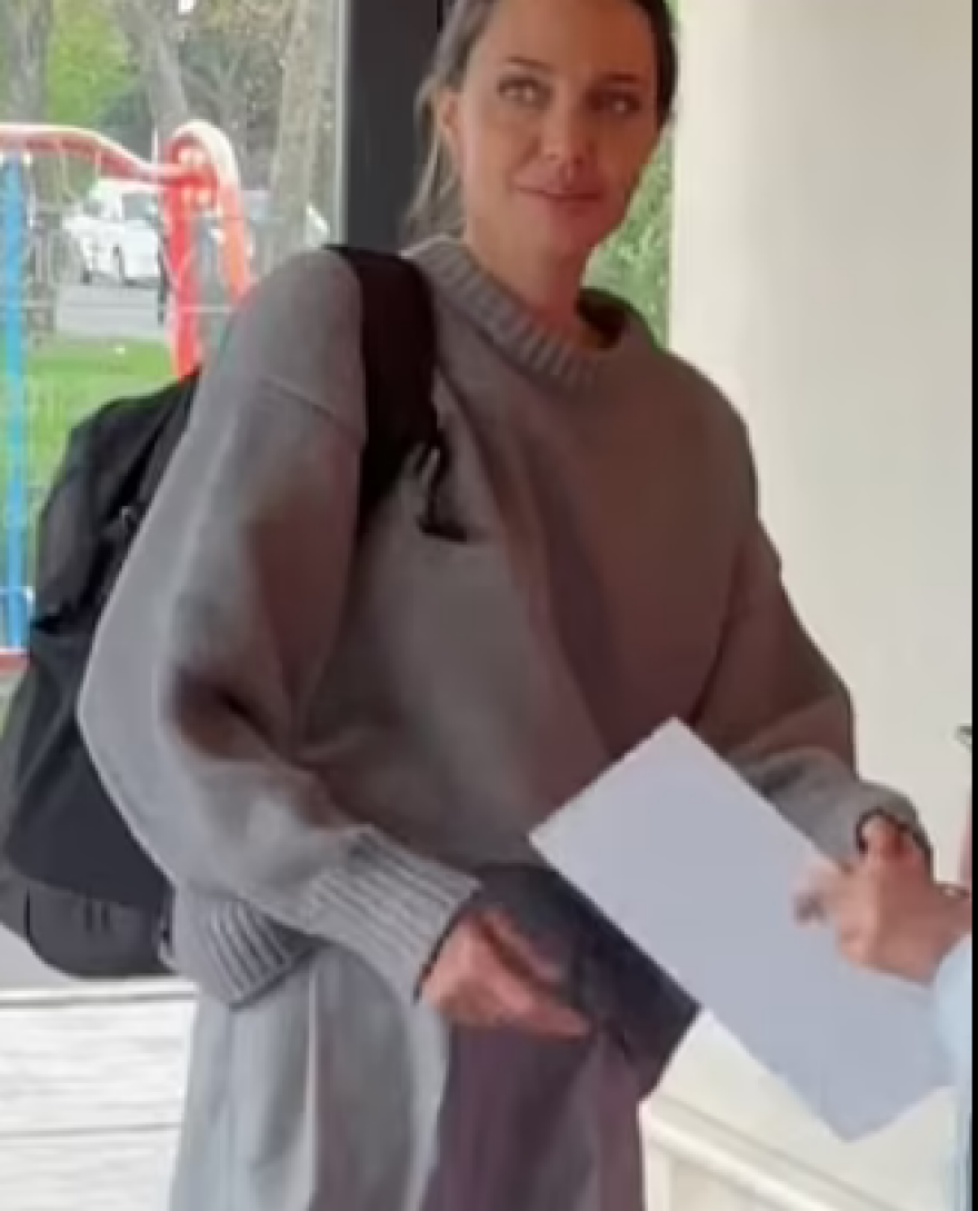 Στην Ουκρανία η Αντζελίνα Τζολί - Συνομιλεί με κόσμο - Δείτε βίντεο και φωτογραφίες