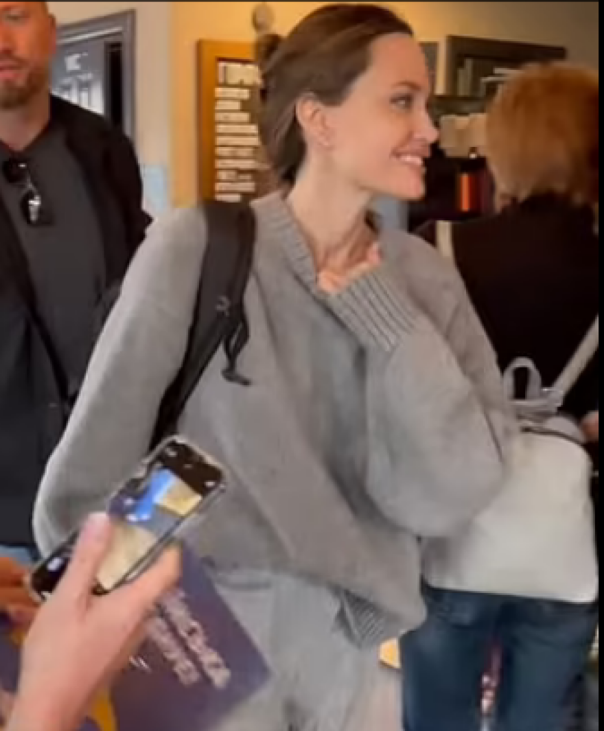 Στην Ουκρανία η Αντζελίνα Τζολί - Συνομιλεί με κόσμο - Δείτε βίντεο και φωτογραφίες