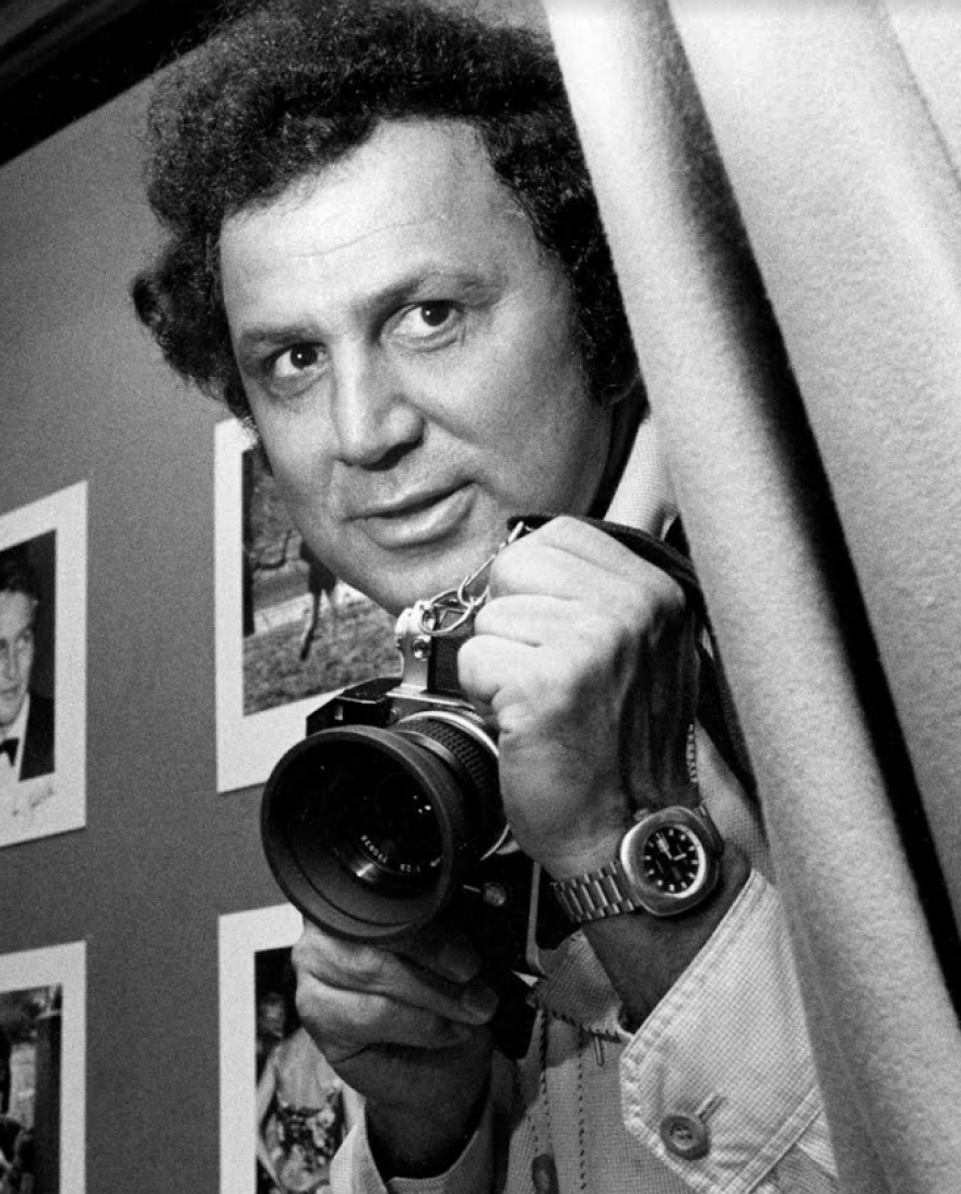 Ρον Γκαλέλα: Ο «paparazzo» που έφαγε γροθιές από τον Μπράντο και εξόργισε την Τζάκι Κένεντι