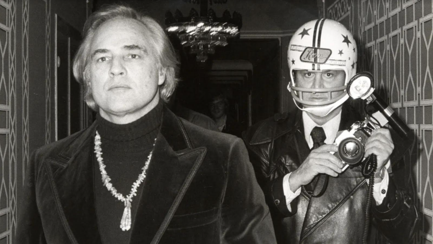 Ρον Γκαλέλα: Ο «paparazzo» που έφαγε γροθιές από τον Μπράντο και εξόργισε την Τζάκι Κένεντι