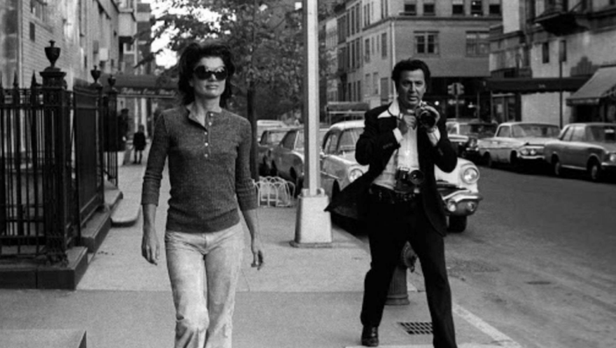 Ρον Γκαλέλα: Ο «paparazzo» που έφαγε γροθιές από τον Μπράντο και εξόργισε την Τζάκι Κένεντι