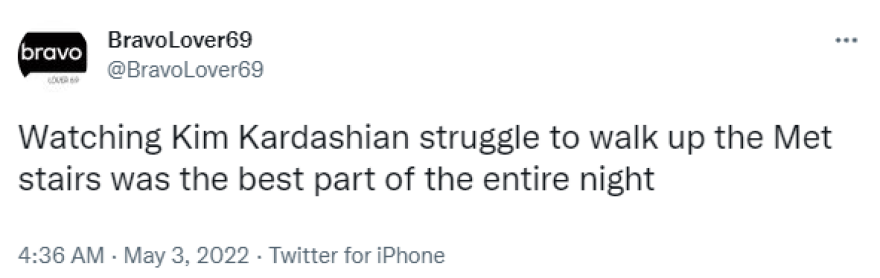 Η Κιμ Καρντάσιαν δυσκολεύτηκε να περπατήσει με το στενό φόρεμα της Μέριλιν Μονρόε και έγινε viral