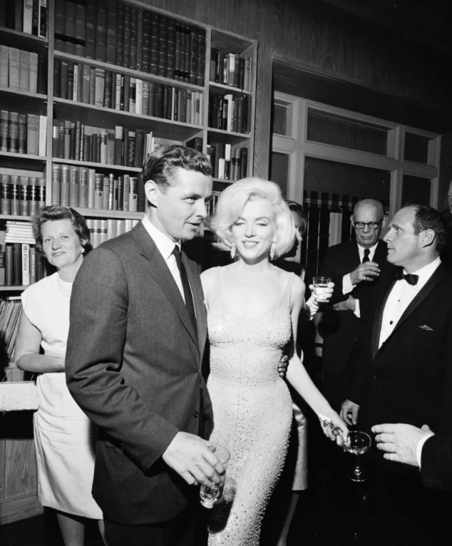 Η Κιμ Καρντάσιαν δυσκολεύτηκε να περπατήσει με το στενό φόρεμα της Μέριλιν Μονρόε και έγινε viral