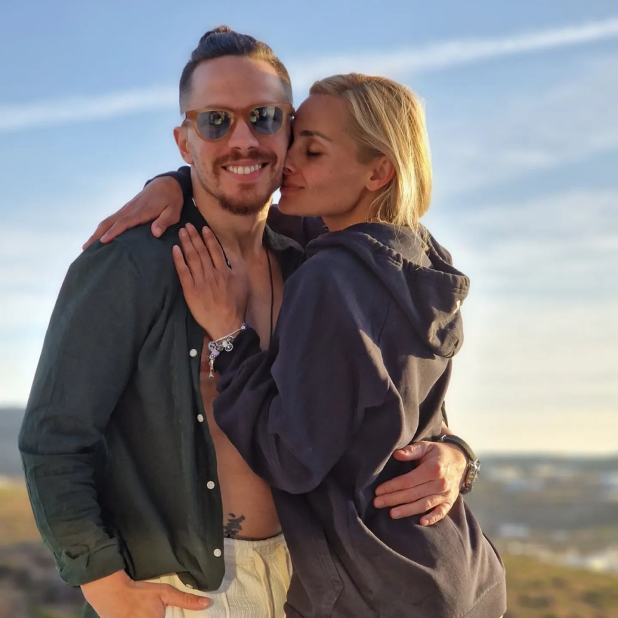 Ο Λευτέρης Πετρούνιας εύχεται χρόνια πολλά στη γυναίκα της ζωής του